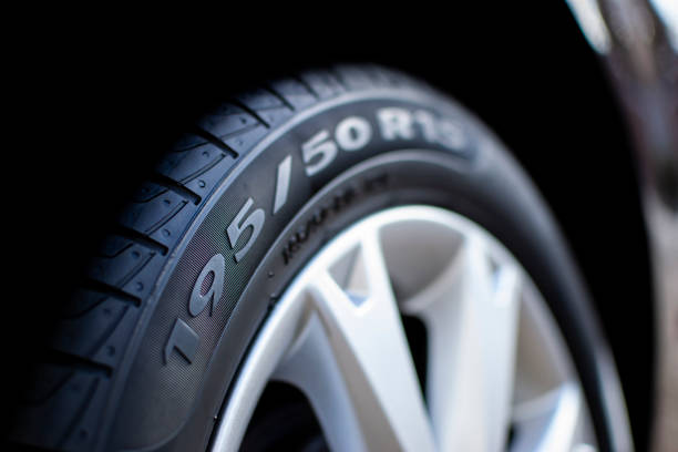 шины крупным планом (pirelli cinturato p7) - wheel alloy alloy wheel tire стоковые фото и изображения