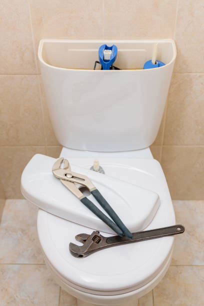narzędzia hydrauliczne w toalecie na białej muszli klozetowej - water pipe home improvement pipe valve zdjęcia i obrazy z banku zdjęć