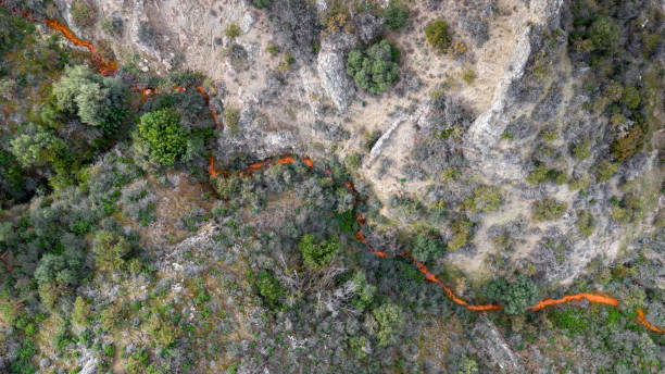 vista aérea del drenaje de minas ácidas en kalavasos, chipre - tailings fotografías e imágenes de stock