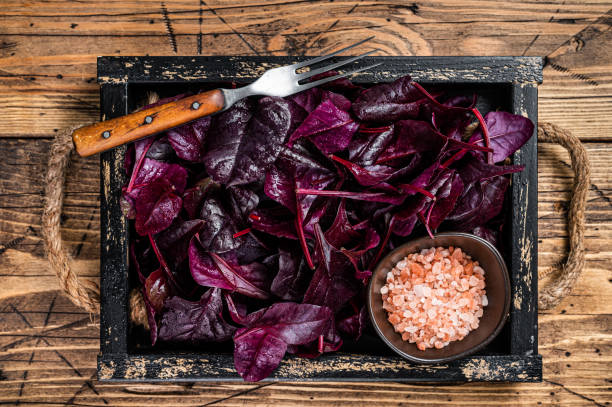 rubi suíço cru fresco ou salada de acelga vermelha leafs em uma bandeja de madeira. fundo de madeira. vista superior - ruby red chard fotos - fotografias e filmes do acervo