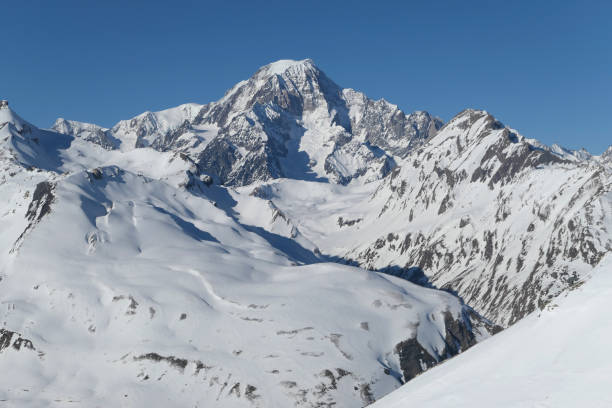 vista para a montanha de inverno do mont blanc. - mont blanc ski slope european alps mountain range - fotografias e filmes do acervo