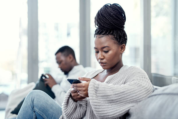 電話の時間が欲しいが、一人で時間を取ることができないとき - african descent addiction african ethnicity rudeness ストックフォトと画像