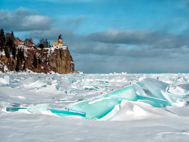 istock Lighthouse by the lakeshore 1304233174
