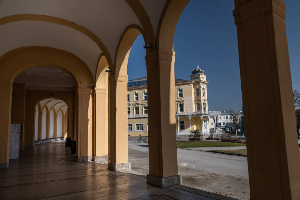 porta d'ingresso della storica spa a bad vöslau, bassa austria - colonnade column architecture austria foto e immagini stock