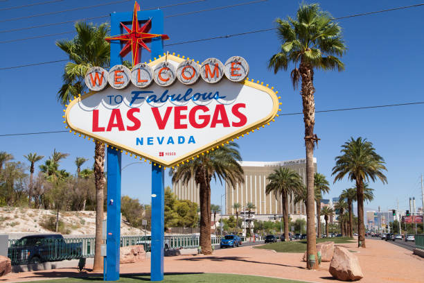 the welcome to las vegas sign on the strip - welcome to fabulous las vegas sign fotos imagens e fotografias de stock