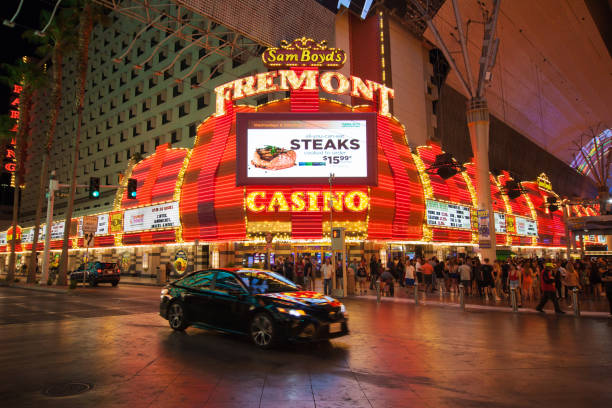 fremont casino - car hotel people night fotografías e imágenes de stock