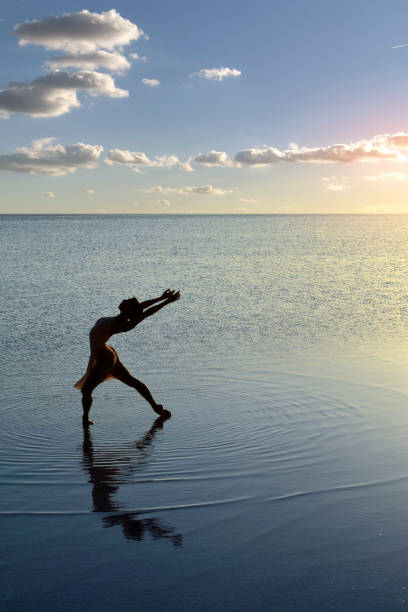 jeune danseur dansant sur le lac - water lake reflection tranquil scene photos et images de collection