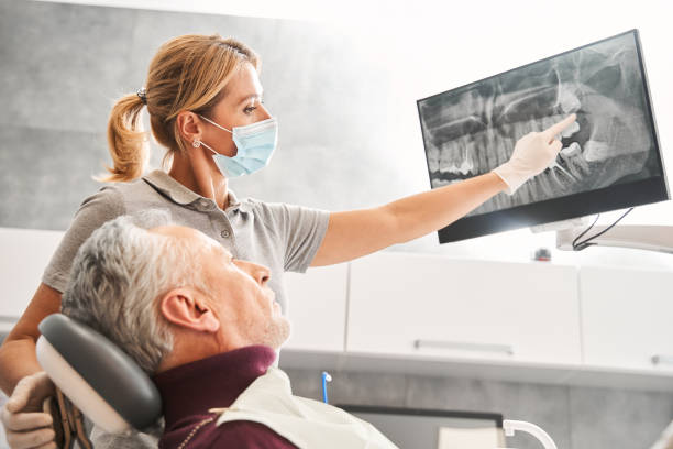 dentista mostrando en la radiografía y explicando - medical exam dental hygiene caucasian mask fotografías e imágenes de stock