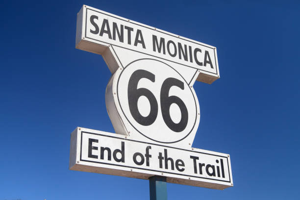 znak końca szlaku route 66 w santa monica - santa monica beach santa monica freeway santa monica california zdjęcia i obrazy z banku zdjęć