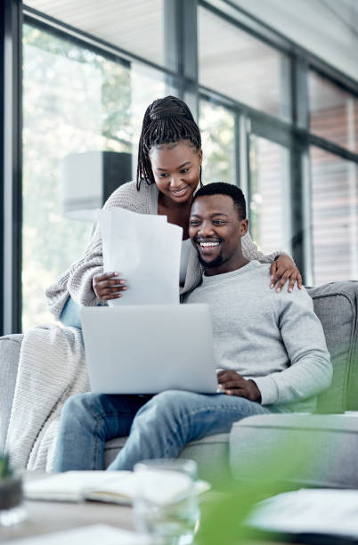 vedi cosa succede quando salvi? - home finances couple computer african ethnicity foto e immagini stock