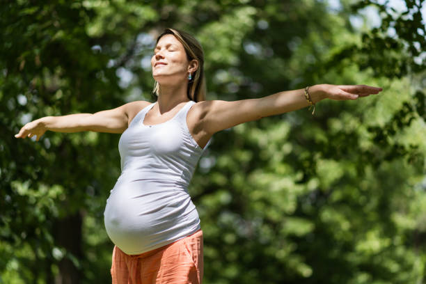 pregnant woman breathing fresh air - nature human pregnancy color image photography imagens e fotografias de stock