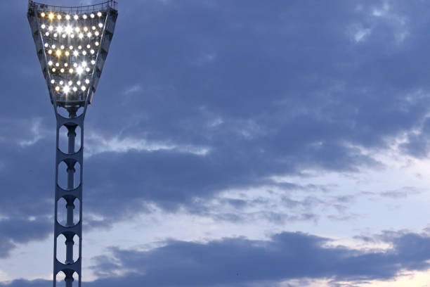 stadion-sportlicht gegen abendblauen himmel - floodlight blue sky day stock-fotos und bilder