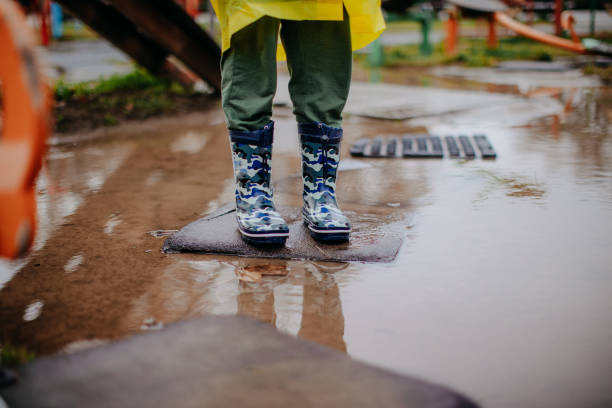 비 후 - puddle rain child splashing 뉴스 사진 이미지