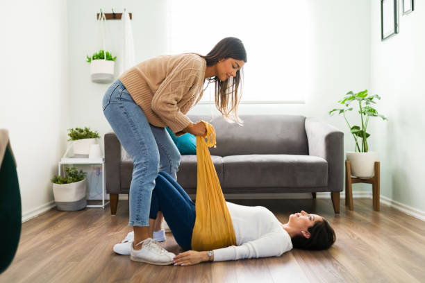 doula latina ajudando uma mulher grávida estressada a relaxar - human pregnancy massaging midwife prenatal care - fotografias e filmes do acervo