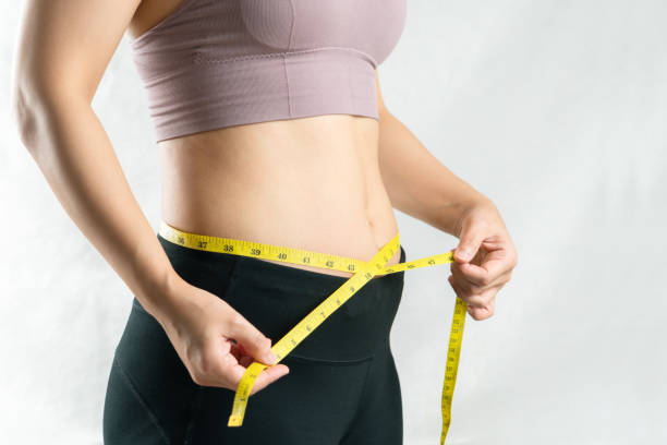 측정 테이프, 여성 다이어트 라이프 스타일 개념으로 그녀의 배 허리를 측정 하는 젊은 여자 - dieting ideas concepts only young women 뉴스 사진 이미지