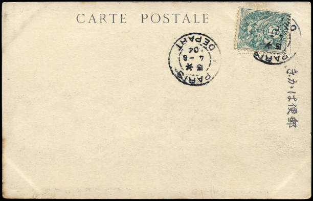 cartão postal vintage enviado de paris, frança no início dos anos 1900, um fundo muito bom para qualquer uso das comunicações históricas de cartões postais. - postcard french culture france postage stamp - fotografias e filmes do acervo