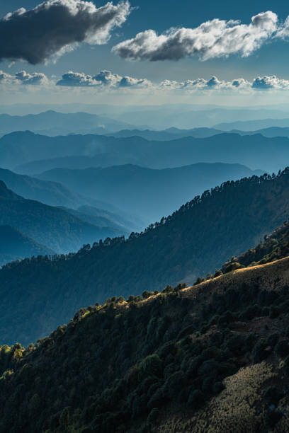 camadas de montanhas visíveis do topo khaliya ponto zero, munsyari em uttarakhand himalaia - hiking mountain dirt scenics - fotografias e filmes do acervo