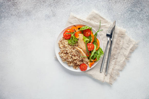 pranzo dietetico - petto di pollo con quinoa e insalata di verdure e foglie fresche. vista dall'alto - roasted sesame seeds foto e immagini stock