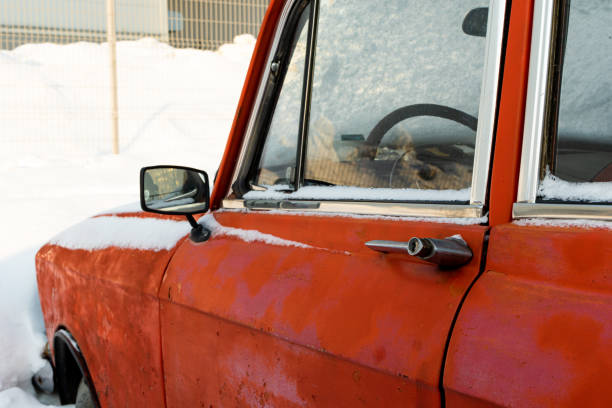 viejo coche retro oxidado rojo roto aparcado en invierno en fondo de nieve en el día de invierno helado - car door white doorknob empty fotografías e im�ágenes de stock