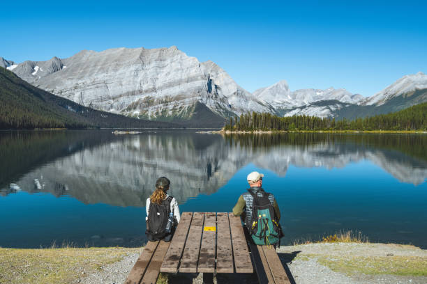 caminhantes olhando para a vista no lago upper kananaskis em alberta, canadá - kananaskis country - fotografias e filmes do acervo