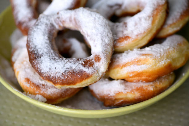 donuts caseiros com açúcar em cima em um prato, feche - close up table brown dieting - fotografias e filmes do acervo