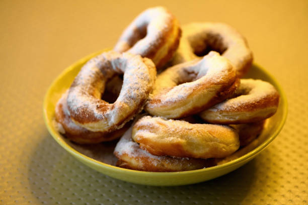 donuts caseiros com açúcar em cima em um prato, feche - close up table brown dieting - fotografias e filmes do acervo