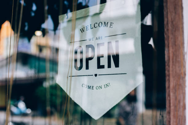 abierto el cartel de la reapertura de la cafetería tras el covid-19 - open sign fotografías e imágenes de stock