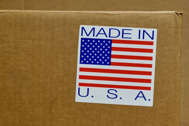 made in usa label on the side of an unopened cardboard box. - made in the usa imagens e fotografias de stock