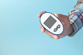 halten-von-diabetischen-messwerkzeugen-auf-blauem-hintergrund.jpg?b=1&s=170x170&k=20&c=JH7KB2xRMzRk-QzIq7RiT6dhpuIakFEZaEWI6hTqrxs=