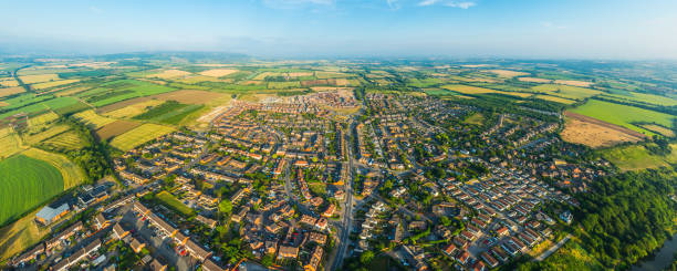 luftpanorama über landhäuser umgeben von grünem patchwork-ackerland - vale of evesham town worcestershire midlands stock-fotos und bilder