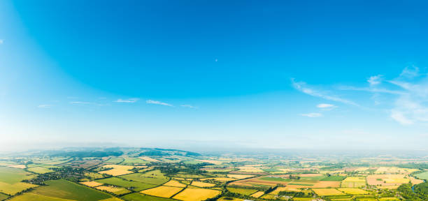 panorama aereo grandi cieli blu sui verdi campi agricoli estivi - vale of evesham foto e immagini stock