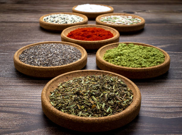 Flat lay of colorful spices. aromático, artístico, asiático, telón de fondo, fondo, tazón, marrón, chía, chile, cocina, cocina, seco, plano, saborizante, comida, hierbas francesas, grano, verde, comestibles, grupo, saludable, hierbas, hierbas, ingrediente, té matcha, multicolo