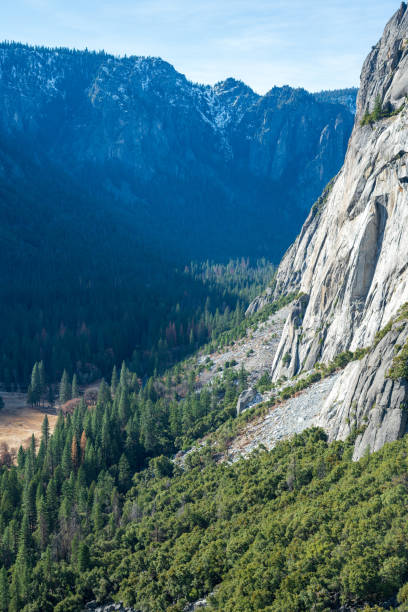 冬のシーズン中にヨセミテ国立公園のヨセミテ滝トレイルをハイキング - yosemite national park winter waterfall california ストックフォトと画像