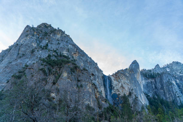冬のシーズン中にカリフォルニア州のヨセミテ国立公園内でハイキング - yosemite national park winter waterfall california ストックフォトと画像