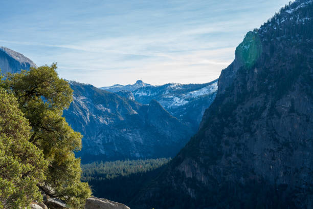 冬のシーズン中にヨセミテ国立公園のヨセミテ滝トレイルをハイキング - yosemite national park winter waterfall california ストックフォトと画像