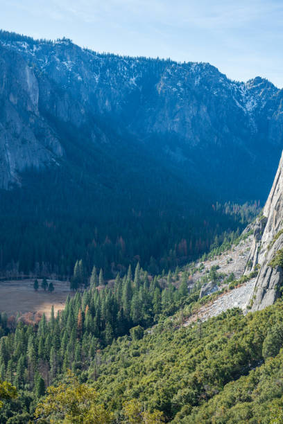 冬のシーズン中にヨセミテ国立公園のヨセミテ滝トレイルをハイキング - yosemite national park winter waterfall california ストックフォトと画像