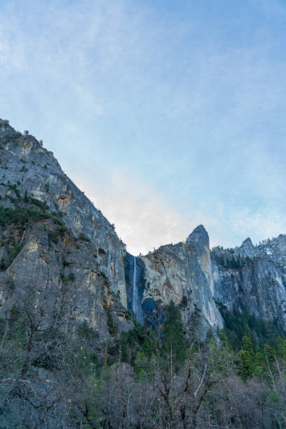 冬のシーズン中にカリフォルニア州のヨセミテ国立公園内でハイキング - yosemite national park winter waterfall california ストックフォトと画像