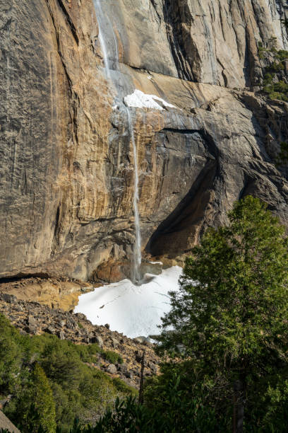 カリフォルニア州ヨセミテ国立公園の冬の時間に凍結ヨセミテの滝の底からの眺め - yosemite national park winter waterfall california ストックフォトと画像