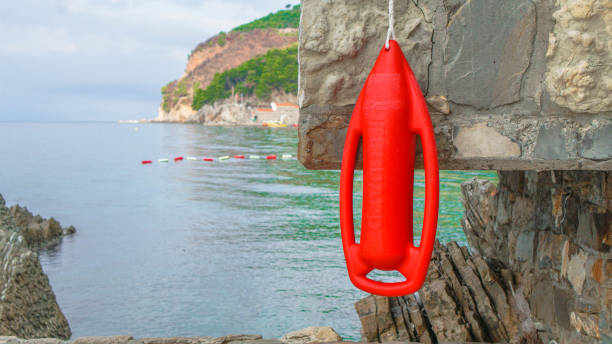 lifeguard rescue peut sur la plage - rescue can photos et images de collection