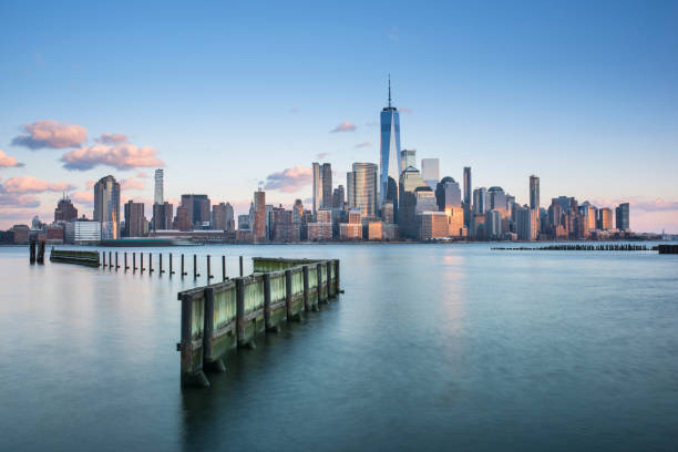 puesta de sol de la hora dorada de la ciudad de jersey city en el centro de manhattan - new york fotografías e imágenes de stock