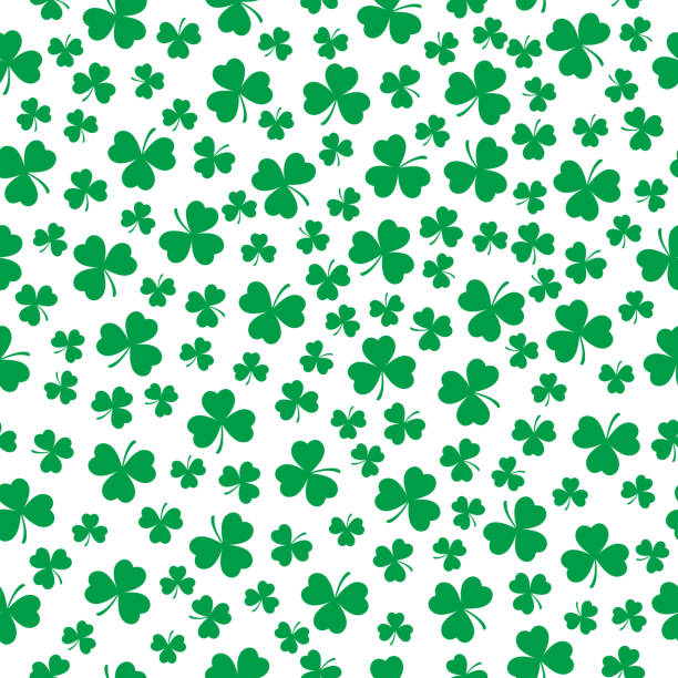 ilustraciones, imágenes clip art, dibujos animados e iconos de stock de muchos pequeños tréboles dejan un patrón sin fisuras - st patricks day backgrounds clover leaf