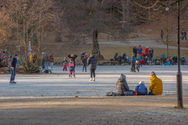 pessoas patinando em um lago congelado em slottsskogen. - desporto de competição nível desportivo - fotografias e filmes do acervo