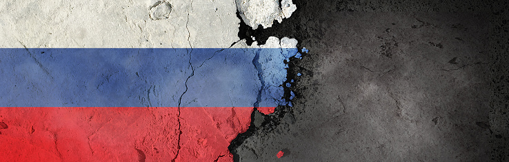 Bandera de Rusia sobre un fondo áspero. Fondo roto y agrietado. photo