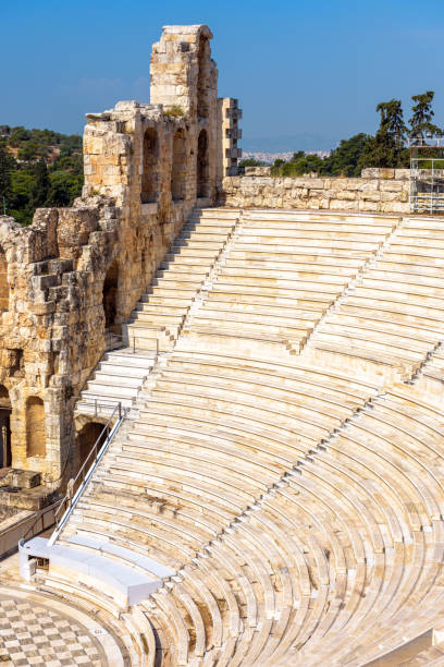 одеон ирода аттикуса в акрополе в афинах, греция - herodes atticus стоковые фото и изображения