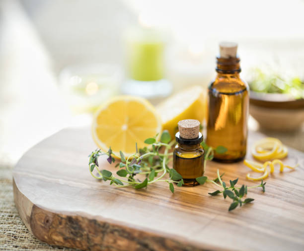 эфирные масла с тимьяном и лимоном - herbal medicine aromatherapy homeopathic medicine aromatherapy oil стоковые фото и изображения