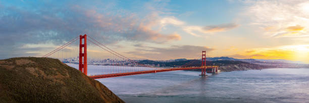 panoramiczny widok na most golden gate o zachodzie słońca. - golden gate park zdjęcia i obrazy z banku zdjęć