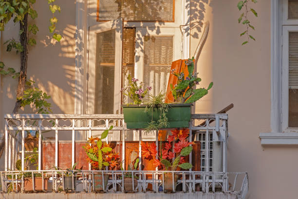 exterior de la casa balcón retro - villa italian culture facade ornamental garden fotografías e imágenes de stock