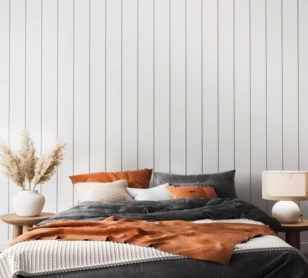 maquete de parede em quarto brilhante costeiro, móveis rattan e roupa de cama laranja na decoração da moda - bedroom indoors wall bedding - fotografias e filmes do acervo