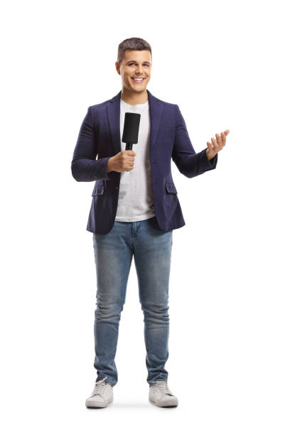 retrato de larga duración del reportero masculino sosteniendo un micrófono y gesticulando con la mano - full length audio fotografías e imágenes de stock