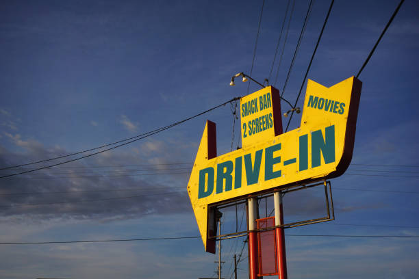 films drive-in - drive in sign photos et images de collection